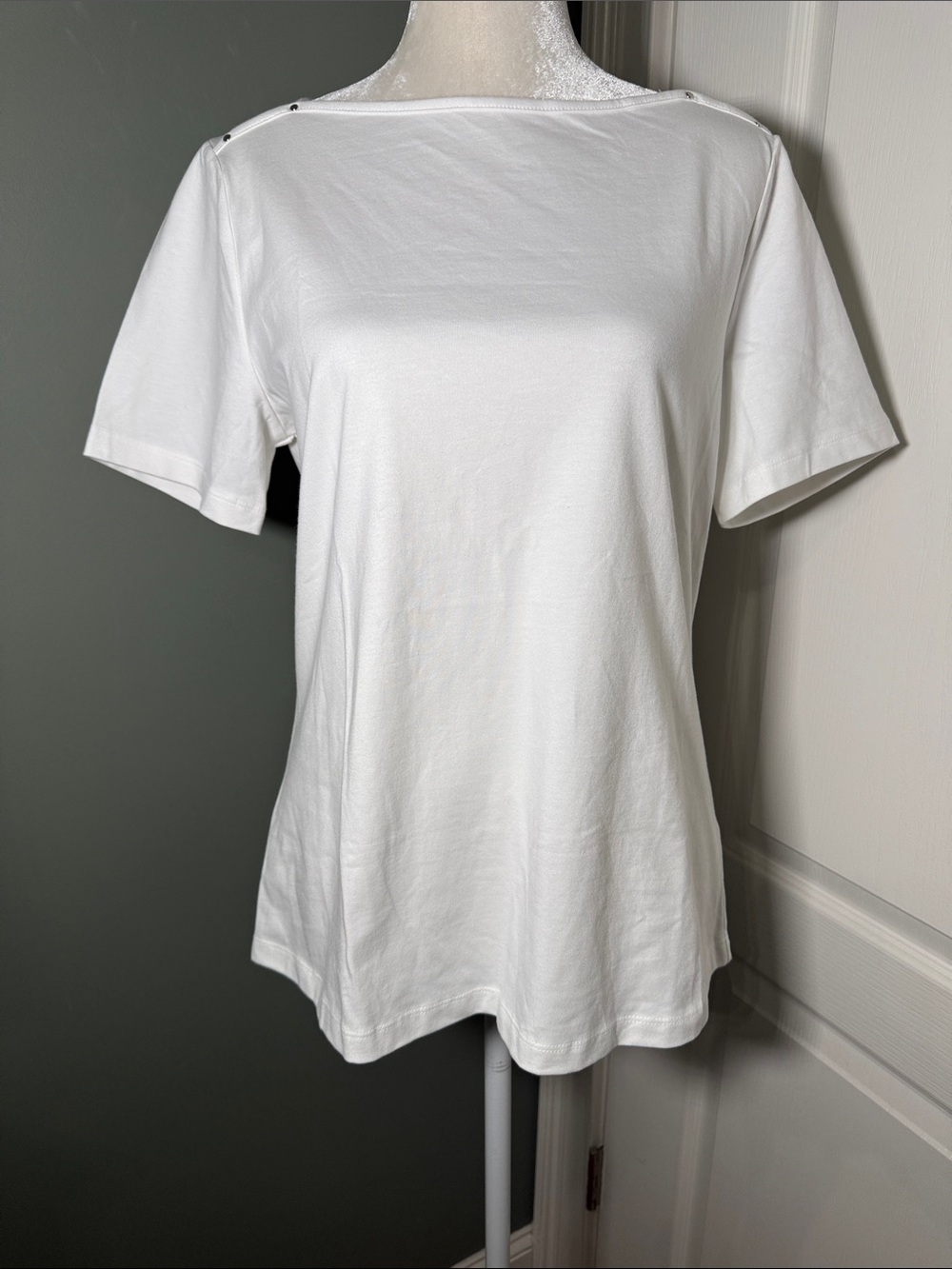 d&co. Essentials White Boat Neck Studded Shoulder Top Stretch Size Small